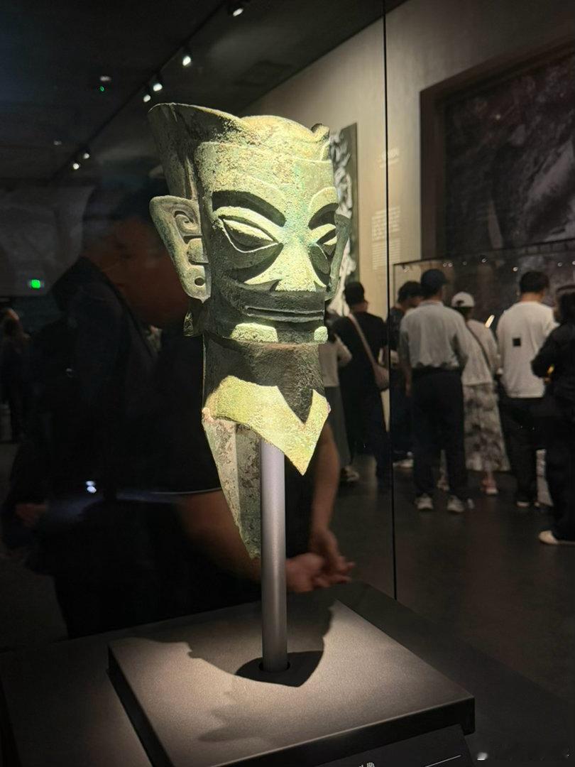 溯江而上，宜昌，巴东，白帝城； 重庆，成都，都江堰，三星堆的神秘，青城山的清幽…
游三峡，看大熊猫，体验长江索道…
一半是历史底蕴，一半是巴蜀烟火。
兴致勃勃，意犹未尽，给八十岁的老妈点赞👍🏻 ​