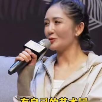 宁可自己掏腰包赔光粉丝的机票酒店，谢娜也非要把巡演给叫停了，门票钱更是退得干干净净。
真以为她是人到中年体力跟不上了？其实就是《乘风2026》那场官宣直播闹得动静太大，网上吵翻了天，她干脆一脚油门改成了急刹车。
演出行业有个行规，场馆档期、舞美搭建加上乐队排练，违约金都是按百万级别往上算的，还要