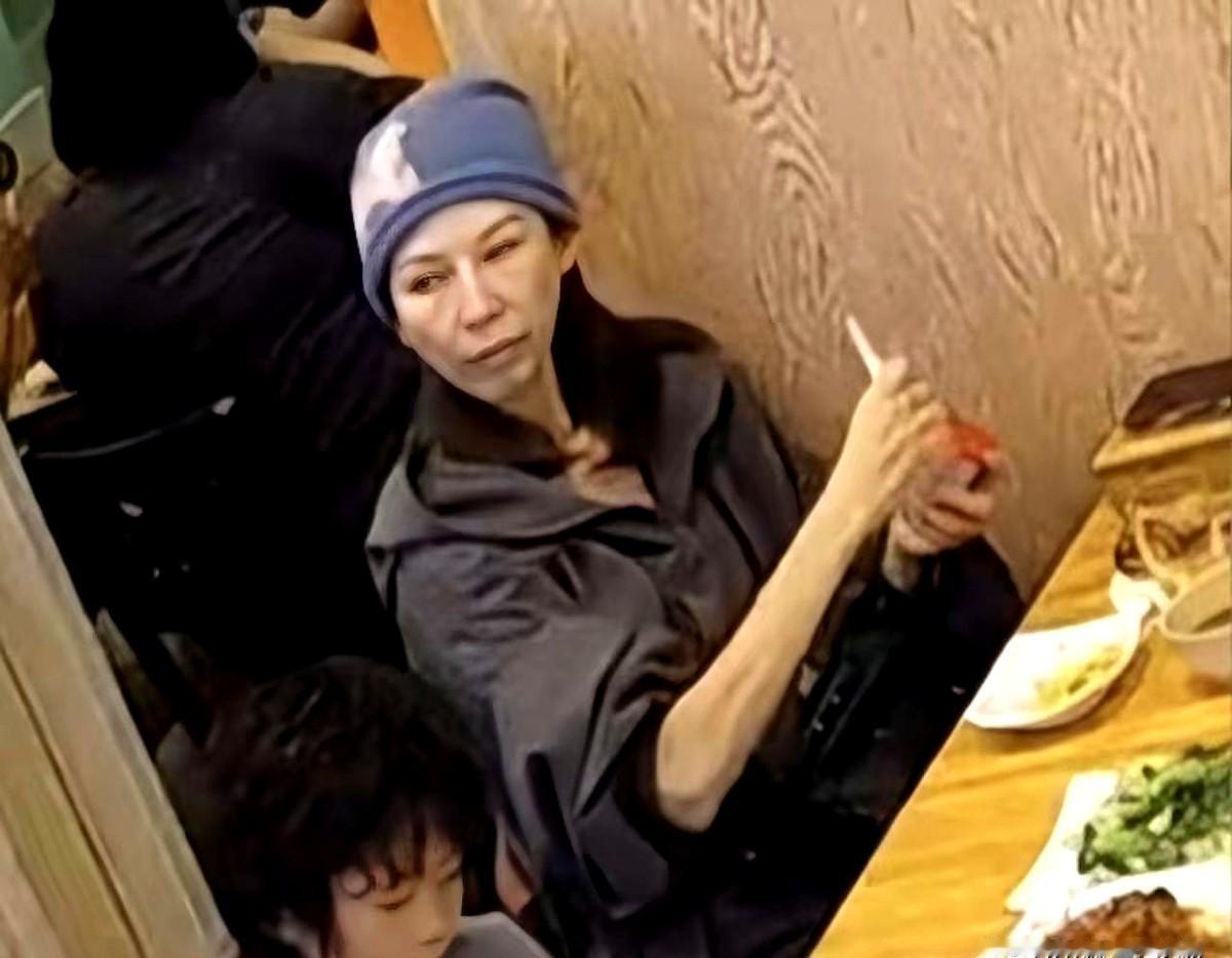 蔡少芬街头没化妆被路人拍下发上网，评论区炸了：这还是当年那个艳压群芳的娘娘吗？

照片里没带半点妆，脸颊瘦得凹进去了，眼窝深陷，岁月的刀痕藏都藏不住。跟当年荧幕上那个气场两米八的狠角色比，简直判若两人。

底下一堆人喊心疼。连生三个娃，家里大大小小的事一把抓，谁能不熬出点沧桑？

但你看她被拍时的反