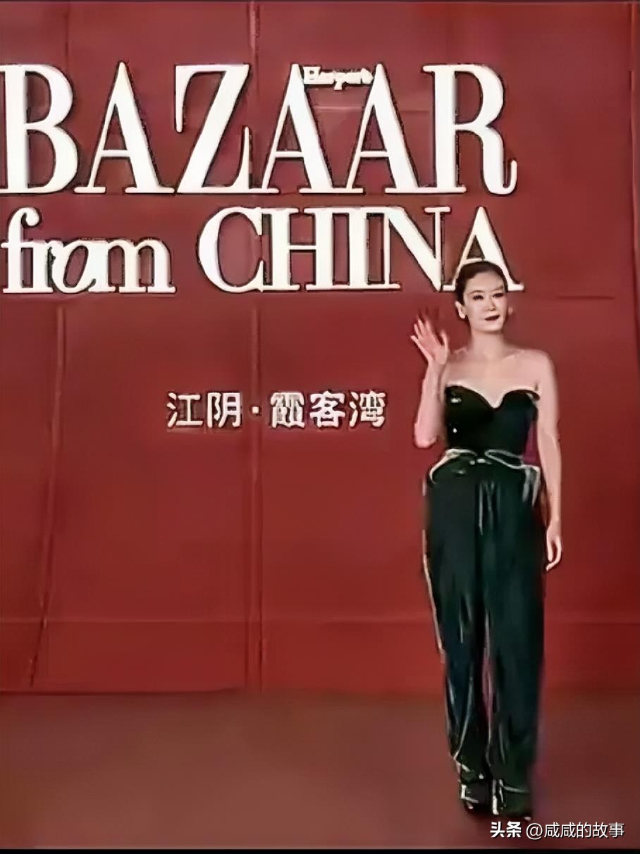 曝张小斐芭莎红毯救场！
 
芭莎盛典红毯直播突发衔接空档，下一位嘉宾迟迟没有登场，镜头空了一分多钟，场面有点尴尬。
张小斐临时提前出场补位，从容走完红毯，和主持人采访互动自然大方，稳稳帮主办方化解冷场窘境。
 
临场救场最考验心态，不慌不忙、分寸拿捏得当，这份稳定感真的很加分。
目前这件事还是网友爆