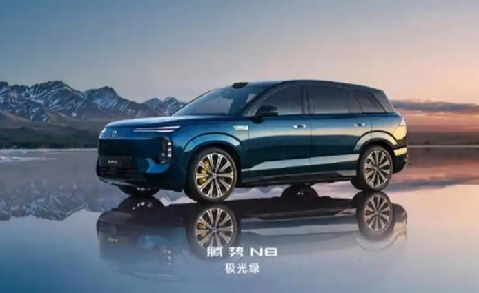腾势N8发布，科技新境宽五座SUV，纯电突破1000公里，搭载智驾！

        腾势N8是腾势汽车2026年推出的中大型豪华新能源SUV，在老款车型基础上完成全面升级，搭载第二代刀片电池与闪充技术，主打1003km超长纯电续航，面向高端家庭和商务出行市场，已于10月开启小订，11月正式上市。