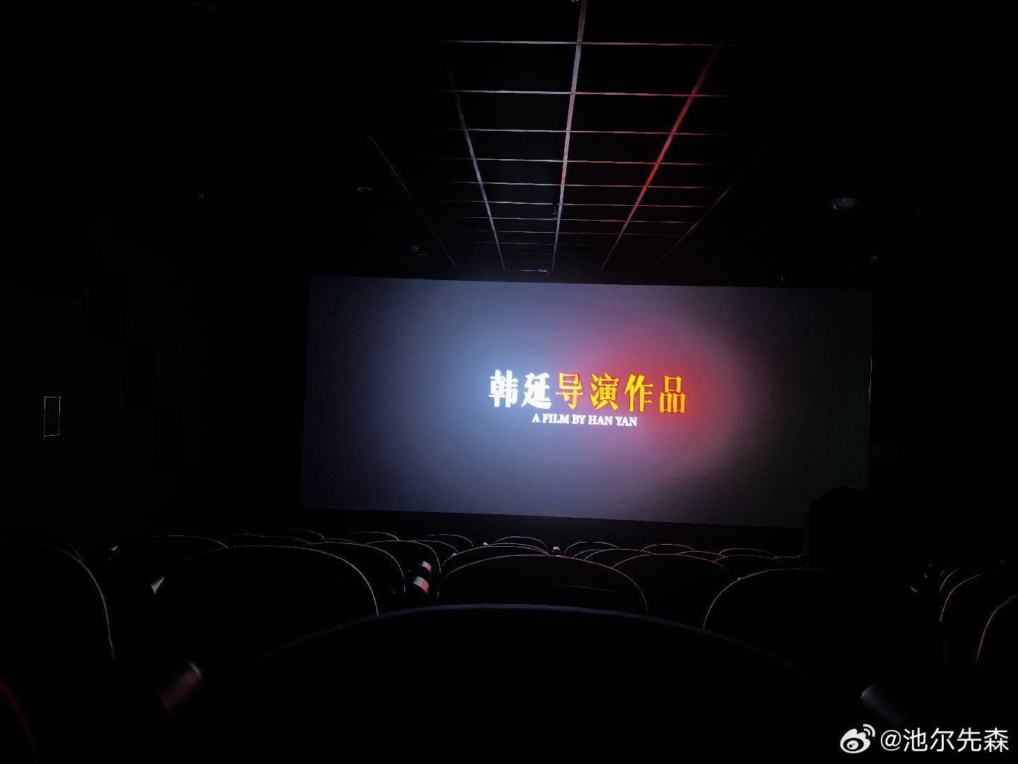 刚看完#电影空枪# ，把他当成一部架空的浪漫主义幻想剧，足够精彩！97前香港的本质就是，只有不被规则束缚的狂徒，才能在这里立足，否则再身居高位也不过是给别人打工。万梓强这个人不信命，不敬鬼神，偏执，不拜码头，不守规则，不是世俗上的好人，也不是传统意义上的恶人，只是他没有顺应这个时代。 ​