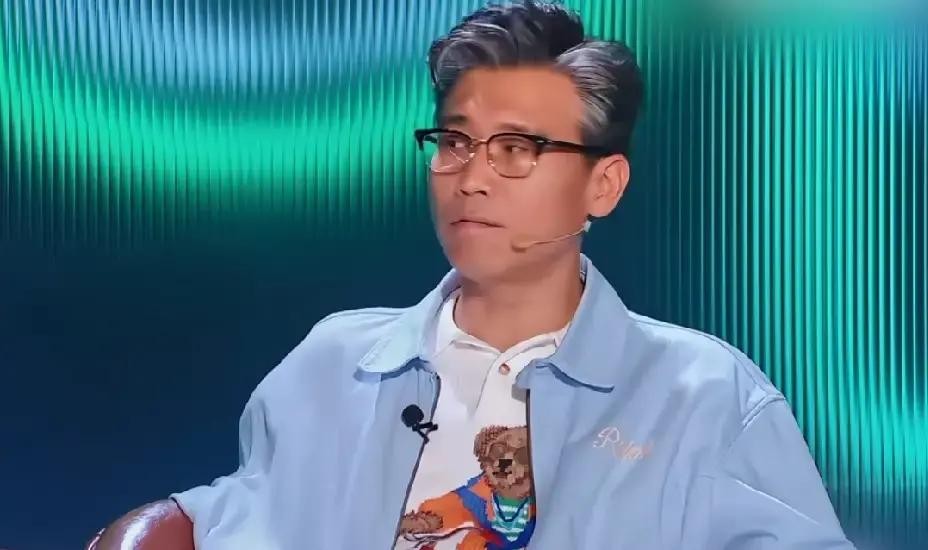 51岁的李乃文满脸无奈地倒苦水，说自己都这把年纪了，亲妈还是隔三差五就追着问钱够不够花

旁边看热闹不嫌事大的黄渤直接来了句狠的，你说有，看老太太会不会反问你，那你怎么不给我点

李乃文赶紧摆手，直呼连没钱都不敢提，就怕老太太当真往手里塞钱

底下不少网友顺着这话茬开始扒底细，说他这两年连轴转，戏一