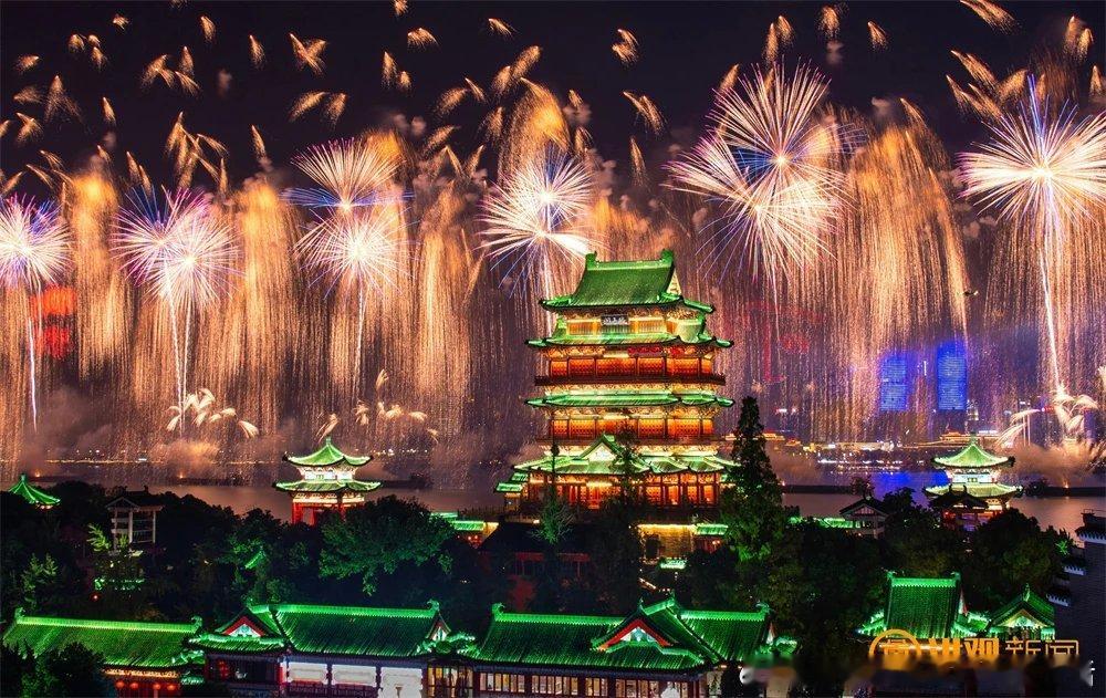 十一“顶流”来了！42633发烟花+5000架无人机！南昌国庆烟花晚会，全国刷屏预定！！！好燃好炸！#南昌国庆烟花晚会# 
        每年国庆，全国的目光都会锁定赣江两岸。南昌的国庆烟花早已不止是一场城市晚会，它是南昌走向全国的超级名片，万众翘首以盼的2026南昌国庆烟花晚会，10月1日晚20:00，英雄城 ​