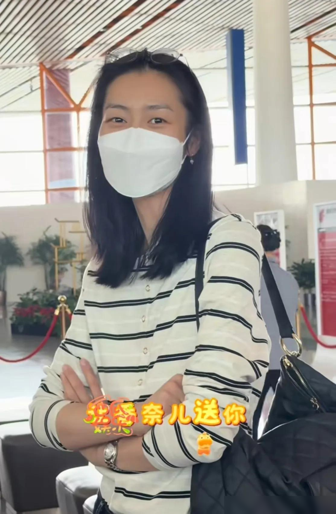 刘雯在机场被粉丝当众要包，她只回了俩字：谁呀。
不是黑脸，不是报警，更不是点头。一句反问，把你的要求莫名其妙和我凭什么给你全说了。
那粉丝当场噎住。事后网上吵翻天，有人说她太端着，有人夸她边界感拿捏得死死的。
但更扎眼的是另一拨人，井柏然新剧热播，刘雯点了个赞，直接被刷屏劝分手。骂她抢风头，骂