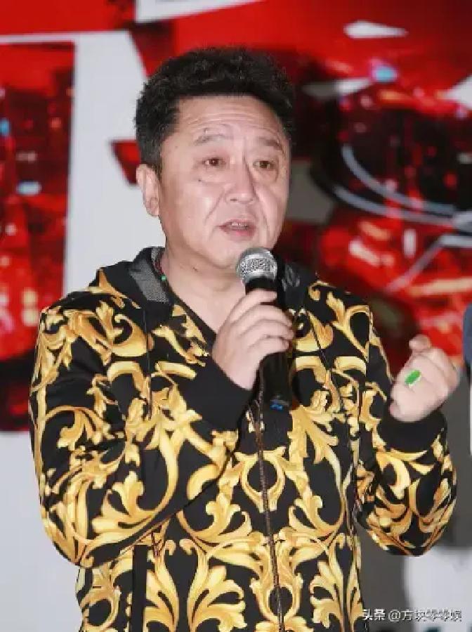 一次，鲁豫问于谦:“平时聚餐，你会喊郭德纲一起么？” 于谦摆摆手:“我们吃饭从来不叫他！” 鲁豫不解:“你俩感情不是很好吗？” 于谦却说:“我们不是一路人。”
 
采访结束后，于谦坐进车里，看了眼手机。郭德纲发来一条消息：“刚看完回放，你那句‘不是一路人’说得挺实在。”
 
于谦回了个咧嘴笑的表情。