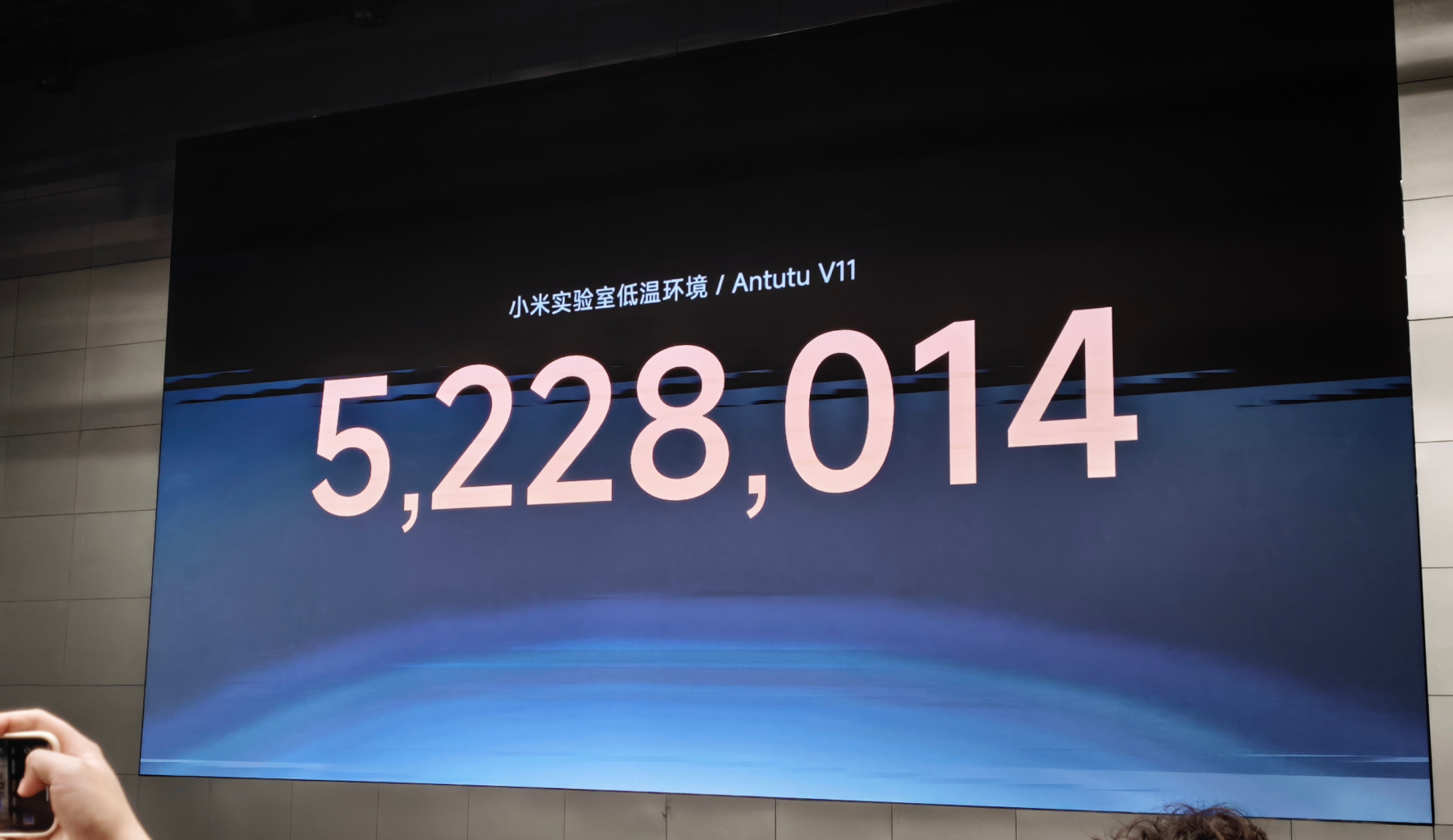 #小米18Fold旗舰中折叠定档9月7日#
定档消息来了，这次小米18 Fold算是一次全新的改变。对比旧款MIX Fold，全新的比例观感和传统大折叠拉开差距。
 
玄戒O3搭配长鑫LPDDR6这套国产芯存组合，直接拉高折叠屏的性能上限，再加上澎湃OS4针对大屏优化的多窗口交互。不管是轻办公多任务处理，还是影音追剧， ​