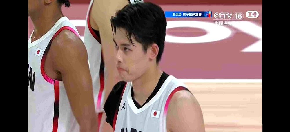 两天前才狂胜19分，两天后却被防到只拿57分。日本男篮主场丢掉金牌，教练吉本泰辅脸都黑了。

篮球场上，算计得再精妙，也顶不住韩国队上来就玩命肉搏。日本队那些动态空间、数据分析，在贴身缠斗面前，全成了废纸。小哈珀被防得像没睡醒，内线柯克连篮板都摸不到。

反观韩国队，打法简单粗暴。那个叫李贤重的年轻