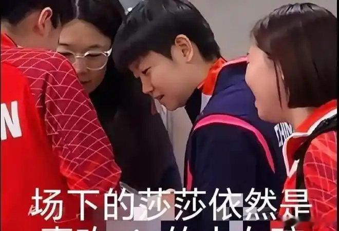 张本美和玲这一兜子的奖牌让孙颖莎挑选 莎莎面带笑容完全看不出疲惫 原来两个人关系这么好啊 ​