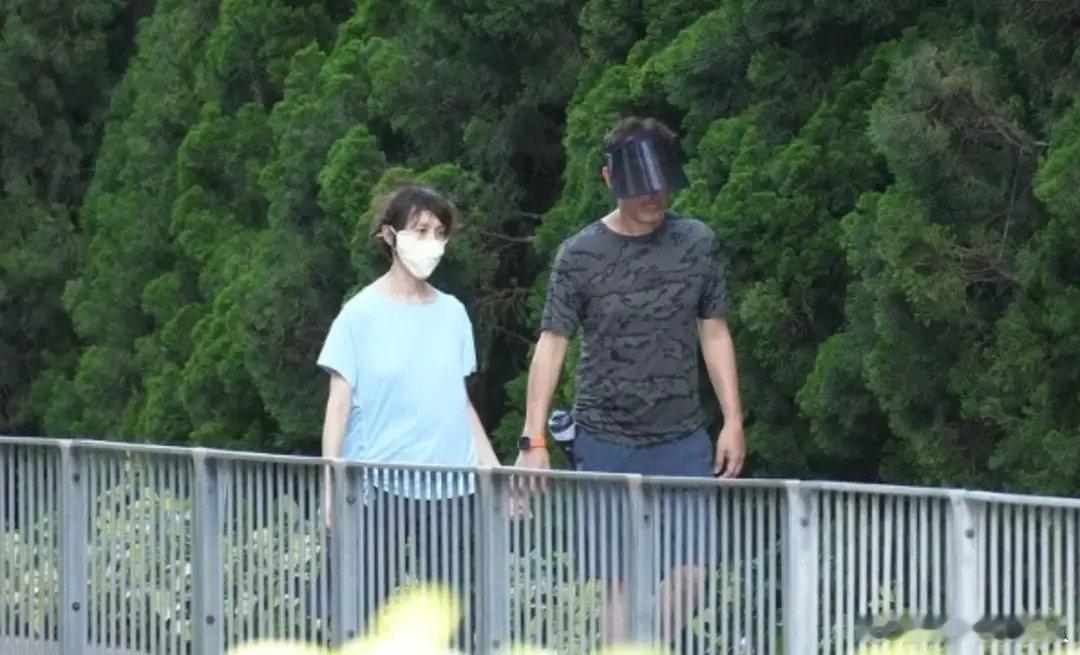 58岁郭蔼明久违露脸，与刘青云牵手散步一脸疲惫，身形又瘦了不少 ​
