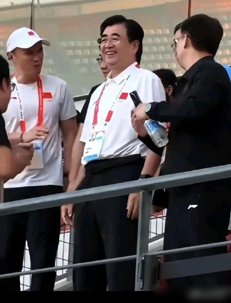 宋凯看完亚运女足半决赛，扭头就奔大阪去给男足亚运队站台，一天没歇。
这人上任一年多，干的事跟以前领导反着来。不盯着成年队那帮人死磕，转头去弄青训了。
上半年拿了两个亚洲亚军，U17隔了多少年又杀回世少赛。9月又砸钱搞“未来之星计划”，送十五六岁的孩子去欧洲，进五大联赛梯队一年补45万。
他说了