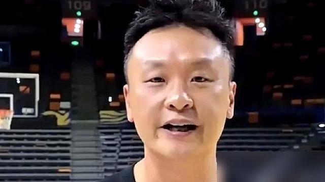 赵继伟膝盖抽积液，鄢手骐胸伤躺着，段睿骐崴脚刚下去，辽宁后场快没人了。
结果呢？球还在博日奇手里转圈。场均打铁，防守漏人，可主帅就是舍不得换。球迷眼睛不瞎，弗格在场时进攻才叫流畅，一拿球就能造杀伤。
现在辽宁连胜，靠的是库珀场均29分10助攻硬扛，加上姜宇星李虎翼这帮本土玩命。但伤病潮已经来了，