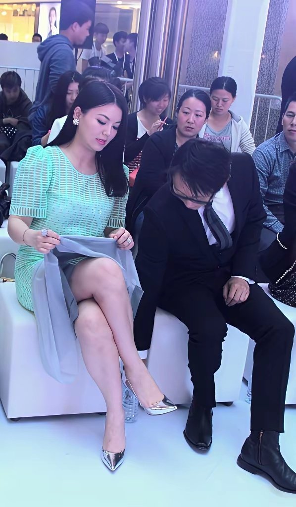 李湘早年出席活动时排场十足，在助理和保镖的簇拥下如女王般登场，彼时正是她的人生巅峰时期! ​