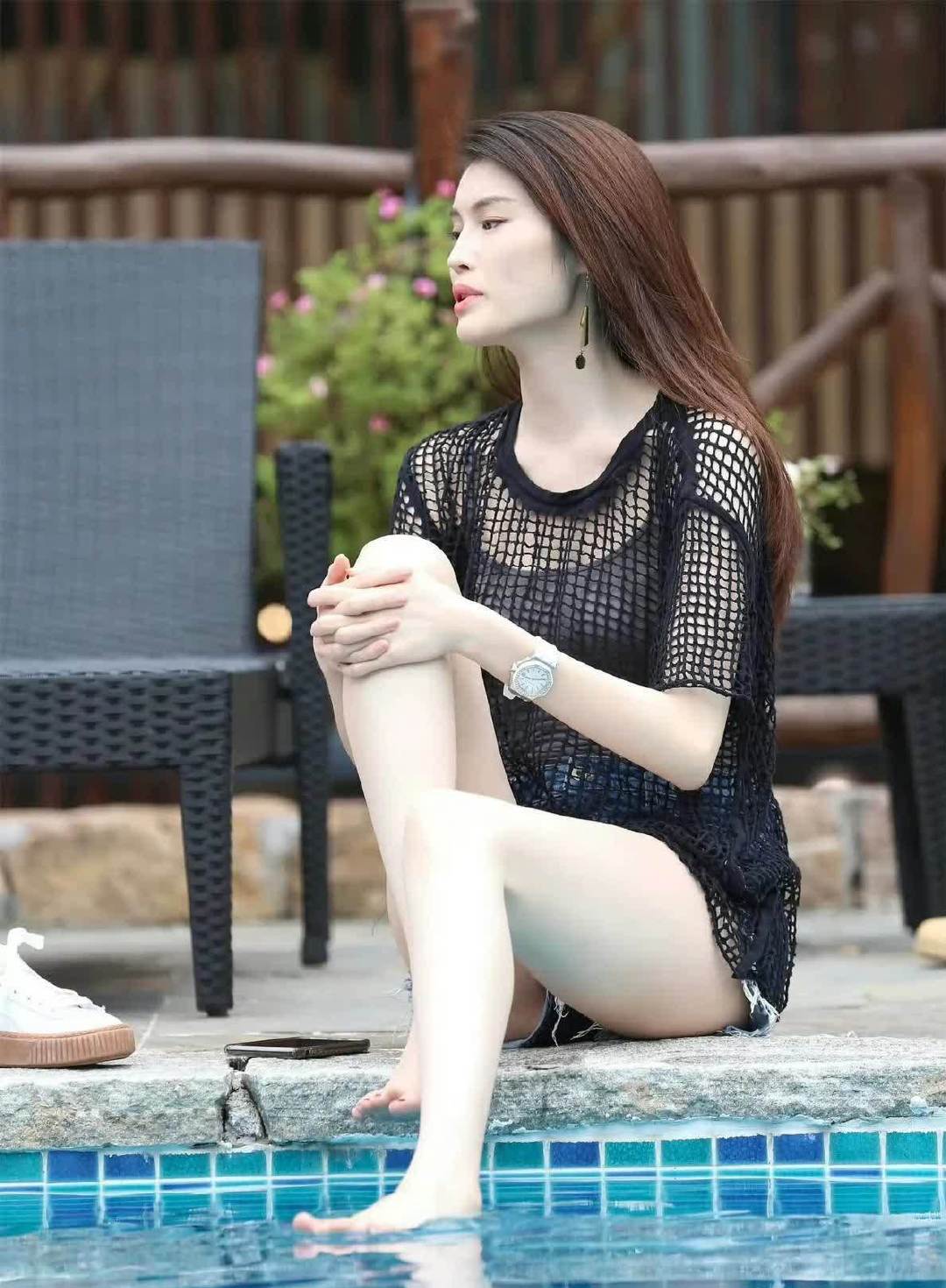 不管是谁站何穗旁边大概只能算个背景板 ​