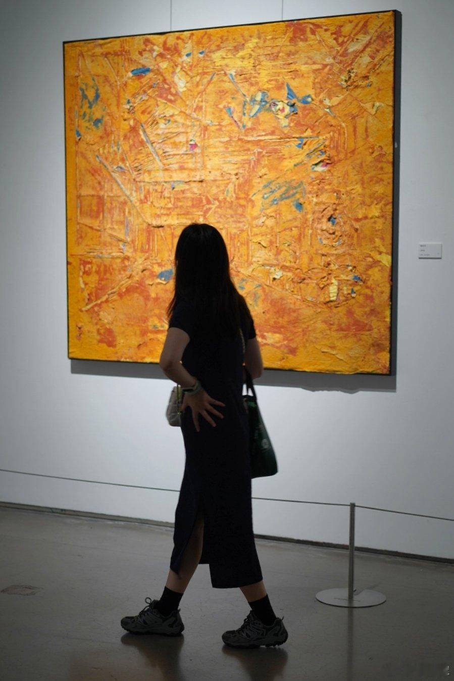 宁波的文艺气息，向来浓厚
“潮涌宁波综合材料展”已开展十余日
即便落雨，展厅依旧人流不绝，雨水挡不住喜欢艺术，奔赴艺术的脚步
看着，拍着﹍﹍缓步驻足，静观细品 
#展会[超话]##vivo摄影[超话]##艺术范[超话]##书画界[超话]##美学[超话]##建筑[超话]##书画界艺术##图书馆[超话]##图书馆# ​