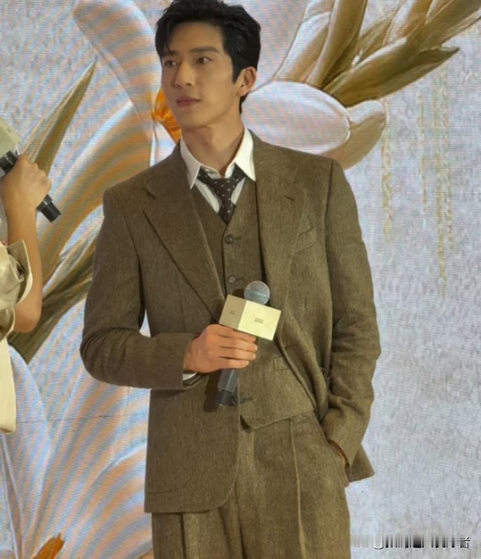 没想到早春晴朗的男主井柏然来杭州了
人气是真旺啊
我在想这西装穿的不热吗？  ​​​