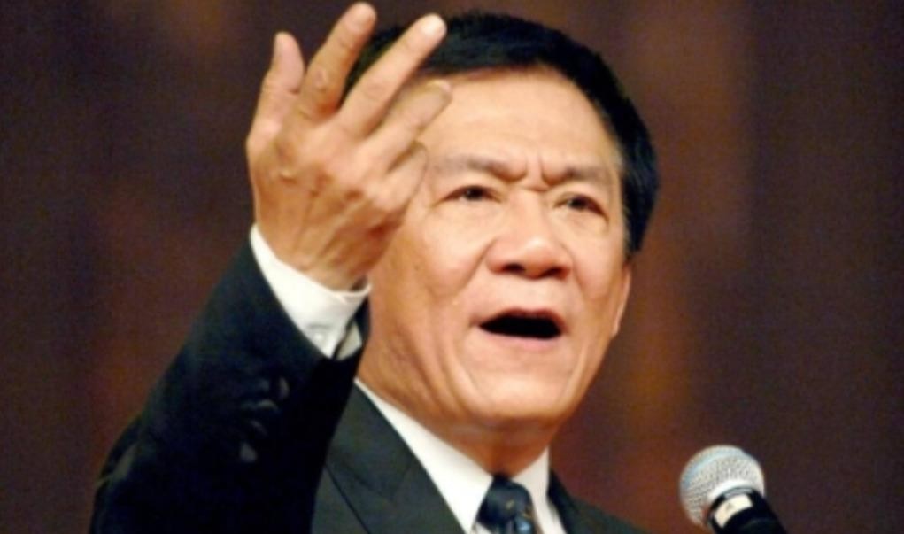 侯耀文这辈子把笑声给了台下观众，却把冷清和背叛留给了自己屋里人。十二岁偷考铁路文工团，后来春晚常客、郭德纲师父，相声江湖里他算站得住的大角儿。可家里头，刘彦守着孩子等不回丈夫，韦唯陪了一阵也没走进婚礼，袁茵小他二十岁息影生娃，最后和常来帮忙的师侄戴志诚走了。最寒心的不是离婚，是托付错人：你在外头跑场