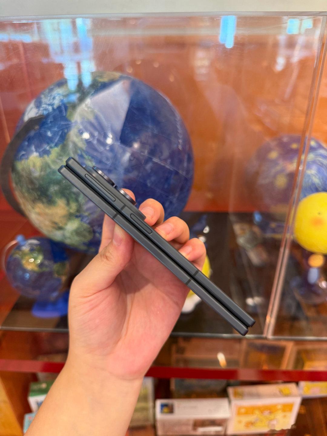 试过不少折叠机型，三星 Fold 8这套阔版外观属于慢热耐看款，越细看越能get到它的美感#三星ZFold8##三星折叠屏薄到离谱了# ​