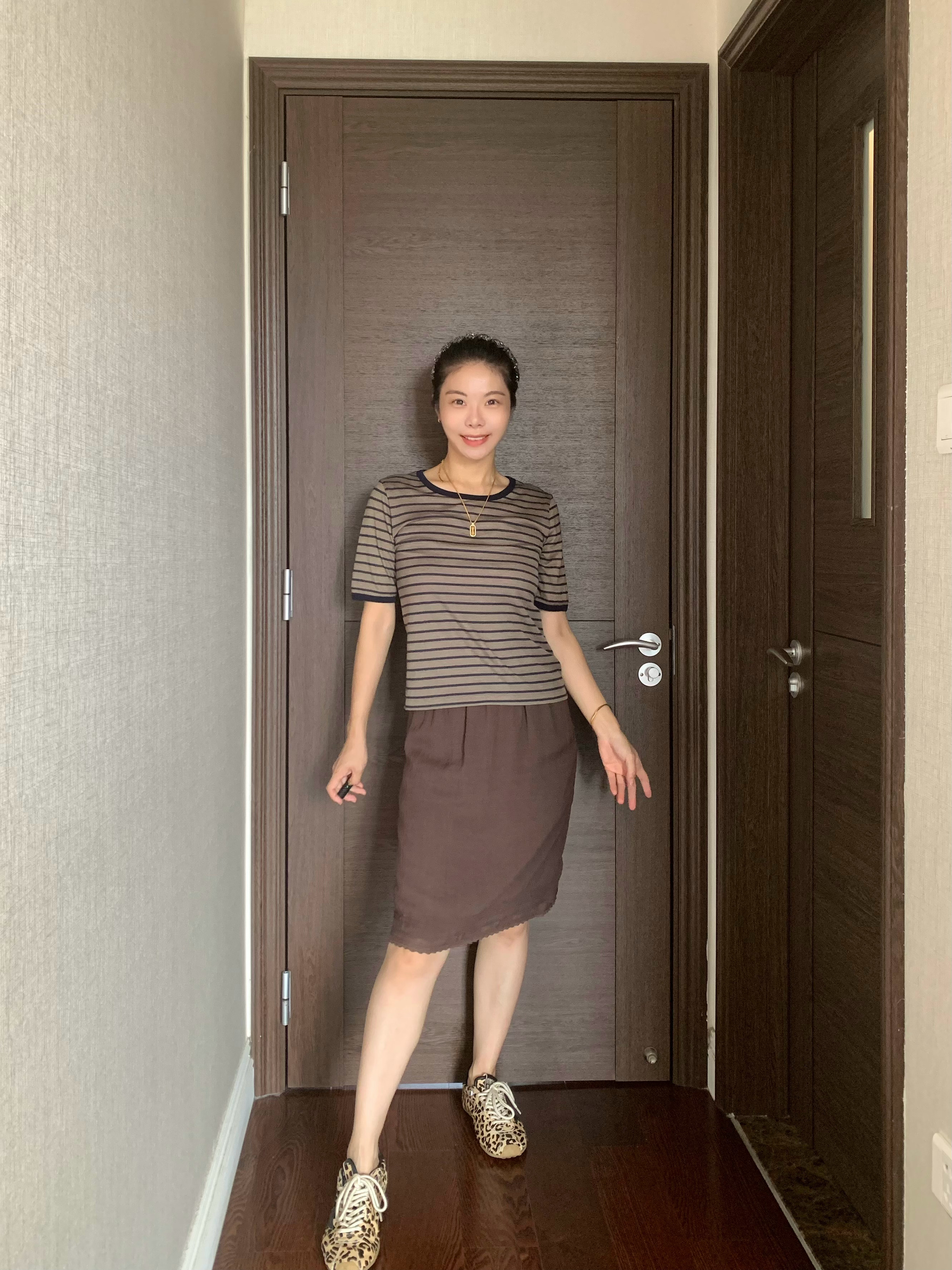 穿搭ootd小yao穿搭给生活加点flow沉浸式入秋早秋万能叠穿｜舒服自在的通勤look🍂早秋的穿搭主打一个灵活叠穿，条纹短袖搭配咖色半裙，单穿简约温柔。早晚微凉就加上这件浅灰立领外套，随性又遮肉。搭配豹纹小鞋子，给基础穿搭增加一点小亮点，通勤出门都合适。