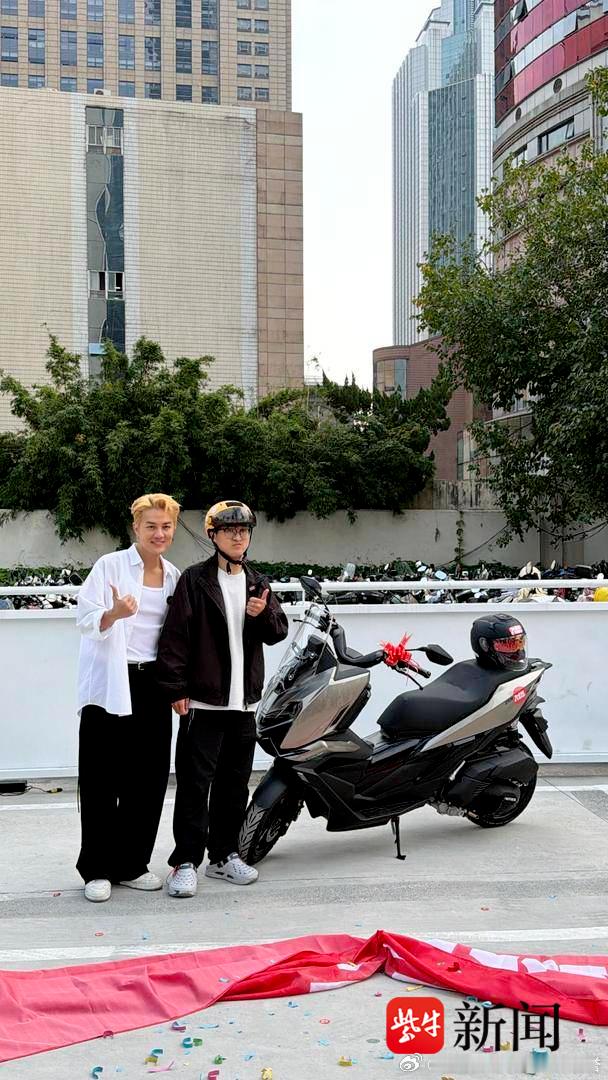 吴克群去南京送了一份礼物 收礼的是救人的外卖骑手
这次吴克群去南京，值得关注的不只是送了车、捐了钱，而是他去见的这个人。
据紫牛新闻报道，10月13日上午，吴克群向外卖骑手罗鑫明赠送摩托车，并向南京市红十字会捐款10万元，用于相关救护队伍的耗材、装备和建设。事件发生在昨天，今天仍有媒体账 ​