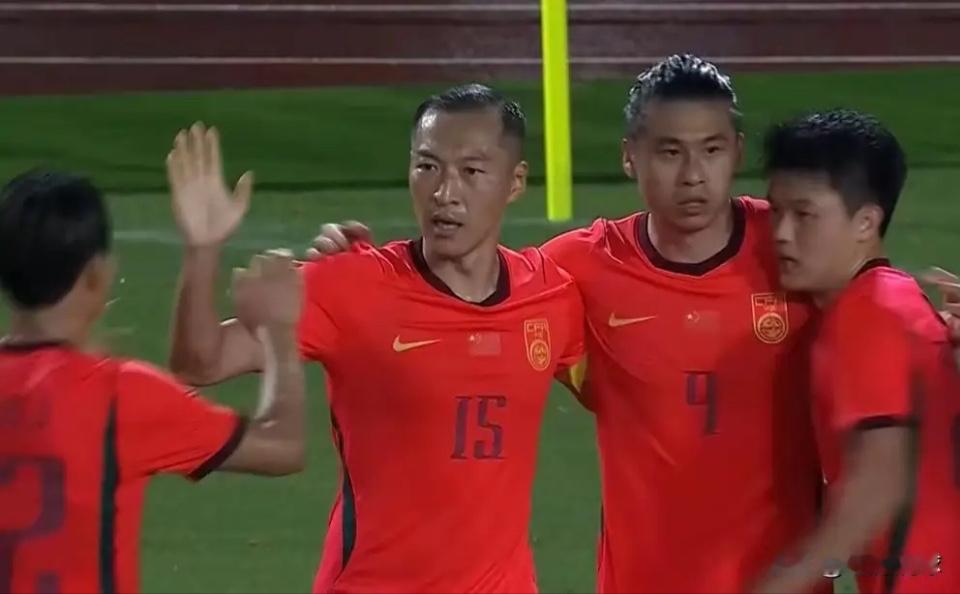 国足2‑1逆转朝鲜！徐亮说出赢球真相，老将与李昊才是取胜关键亚运男足B组首轮，中国亚运队在先丢一球的情况下，2‑1逆转朝鲜，拿下死亡之组关键开门红。
全场场面被动，控球率仅32%，朝鲜全场狂攻，多次击中门框，全靠老将兜底、门将神扑，才守住胜利果实。比赛进程27分钟：朝鲜崔国禁区混战推射破门，中国队0