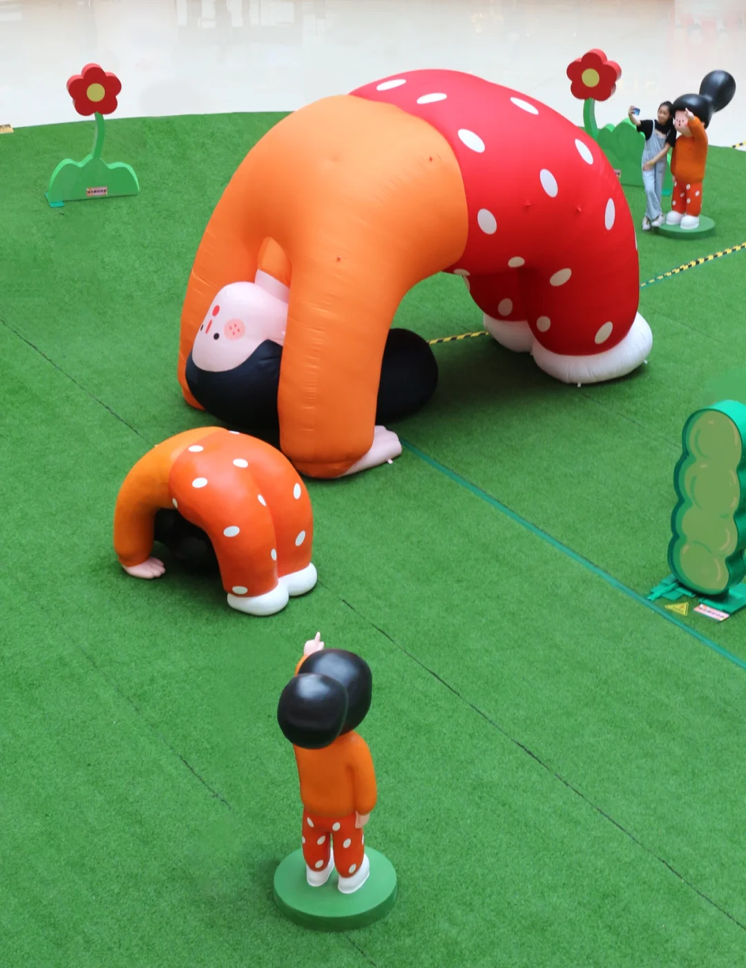 可可爱爱❗️ 巨型「下腰女孩」空降城西银泰🪂