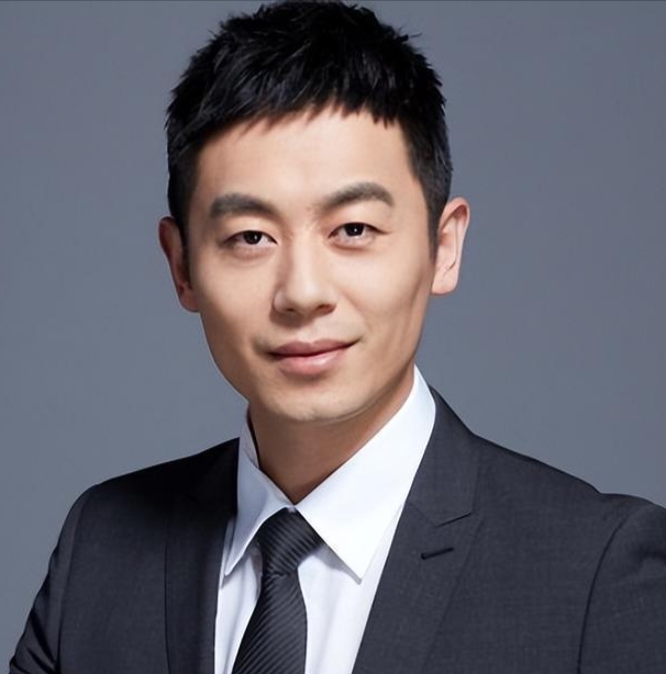 第33届金鹰奖今晚颁布了最佳男、女配角奖，朱亚文凭借《太平年》中的角色获奖，梅婷凭借《生命树》中的角色获奖，实至名归。
朱亚文，42岁，在《太平年》中出演赵匡胤，剧中演绎了陈桥兵变、杯酒释兵权。
梅婷，51岁，在《生命树》中出演剧里杨紫的妈妈。