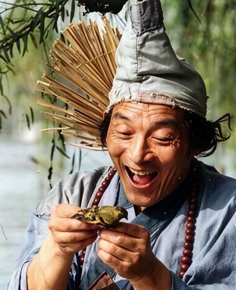 #游本昌曾说这个世界我还是要再来的#
小时候看济公，听着主题曲鞋儿破帽儿破身上的袈裟破，你笑我他笑我，一把扇儿破～童年的歌曲朗朗上口，当年的济公依旧鲜活。游本昌爷爷，一路走好！ ​