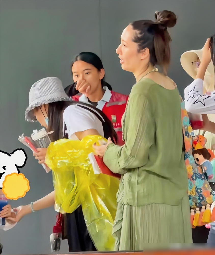 女神跌落神坛？郭碧婷在西双版纳被拍，这次真让人看傻了眼。
照片里，44岁的她穿着件宽松的绿裙子，头发随便挽了个丸子头，连妆都没化。哪还有半点豪门阔太的精致？看起来背也驼了，脸也圆了，跟路边大姐借个火，估计都没人觉得违和。
据说这次她是带娘家人来度假，为了照顾生病的父亲。向佐也屁颠屁颠跑来会合，讨