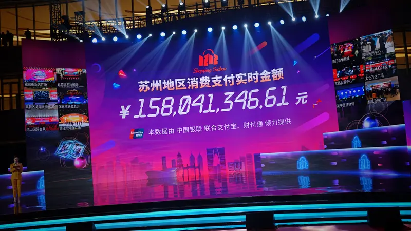 郑钦文一年狂赚1.5亿元 郑钦文一年狂赚1.5亿元
真的被这个收入结构惊到了，全年赛事奖金才60万美元，占总收入比例居然不足2%，相当于1.5亿里有98%都是场外商业代言赚来的。
哪怕去年她因为伤病状态起伏，世界排名滑到过121位，也完全没影响品牌方的青睐，手里攥着14家顶级品牌的长期合作，从迪