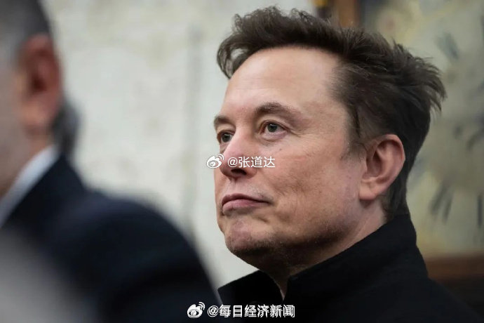 #特斯拉Q3净利降43%毛利率却回升#【特斯拉第三季度净利润下滑43%，#马斯克谈FSD入华进展#：尚未真正建立领先优势，积极争取监管批准】当地时间10月21日，特斯拉发布2026年第三季度财报。数据显示，该公司第三季度实现营业收入280.46亿美元，同比基本持平；按照美国通用会计准则（GAAP）计算，归属于普 ​