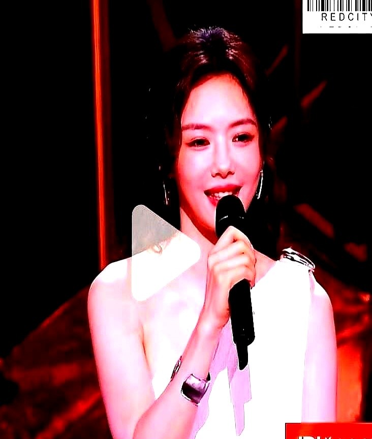 平时嘴皮子极溜的女明星，上台一秒破防。

蔡文静去《披哥》五公当飞行嘉宾，原本该按流程点评，结果往对面一瞅——王传君带队，站着王以太、余文乐、张睿、米卡一整排。

准备好的场面话全碎了。

她站在台上支支吾吾，脸憋得通红，憋了半天彻底放弃抵抗，冲着台上甩出一句大实话：“帅迷糊了！”

台下观众当场笑
