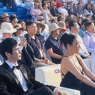 44岁的张伦硕，出生在临沂的传统家庭。按大众固有的想法，他原本可以选择一段常规婚姻，娶妻生子。
但他的选择出乎很多人的意料，娶了大自己12岁，有两段婚史、带着三个女儿的钟丽缇。
 
二人经常一同出席活动，同框画面看着十分默契。很多网友感慨，张伦硕也选择不再和钟丽缇生育共同的孩子，愿意把重心放在这个重