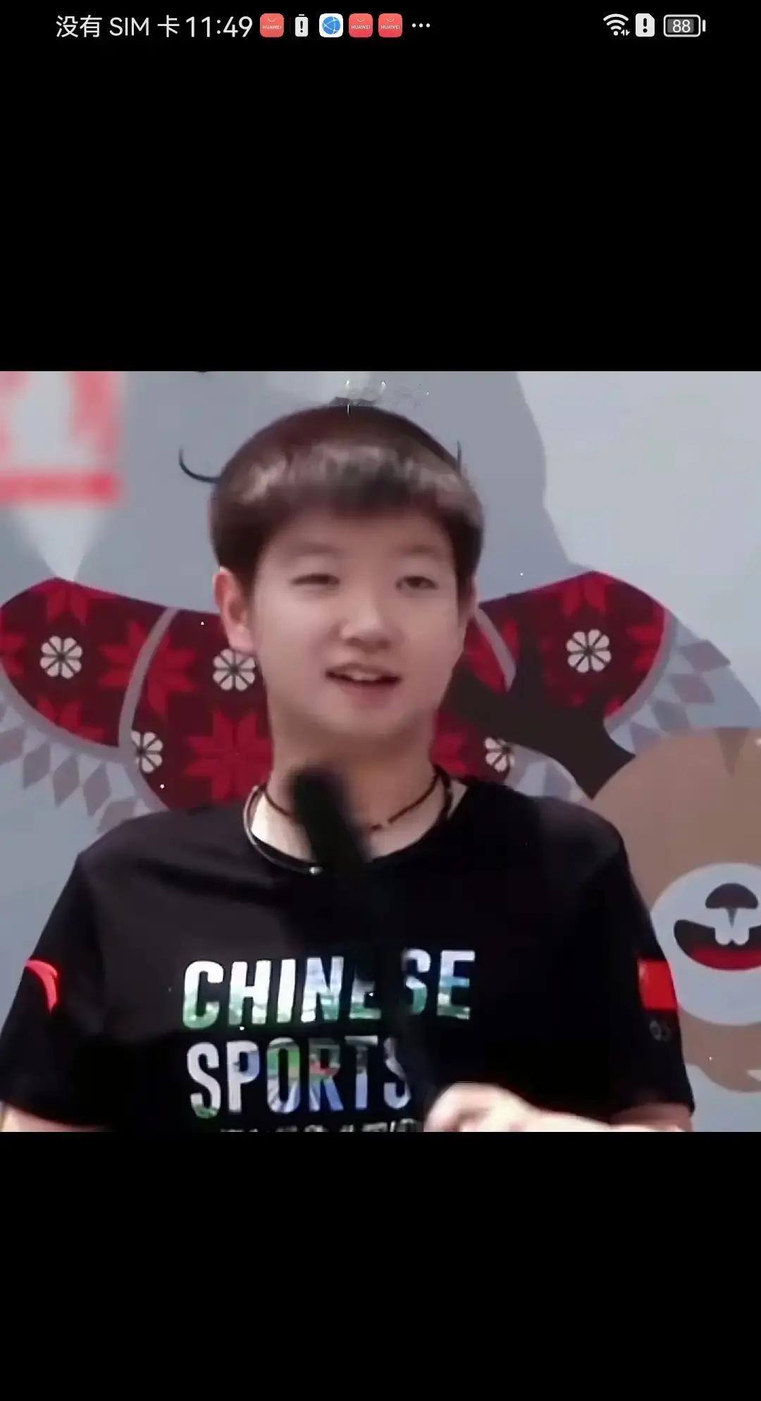 当着镜头被问平时怎么叫王楚钦，孙颖莎完全没按套路出牌，脱口而出的称呼直接把全场给整乐了。
换成别人接受采访，大概率要客套两句，什么队友、同伴之类的词张口就来。
但孙颖莎真不玩虚的，大大方方说私下偶尔开玩笑，干脆就叫他“头哥”或者“哥哥”。
话音刚落，站在旁边的王楚钦整个人就彻底绷不住了。
眼
