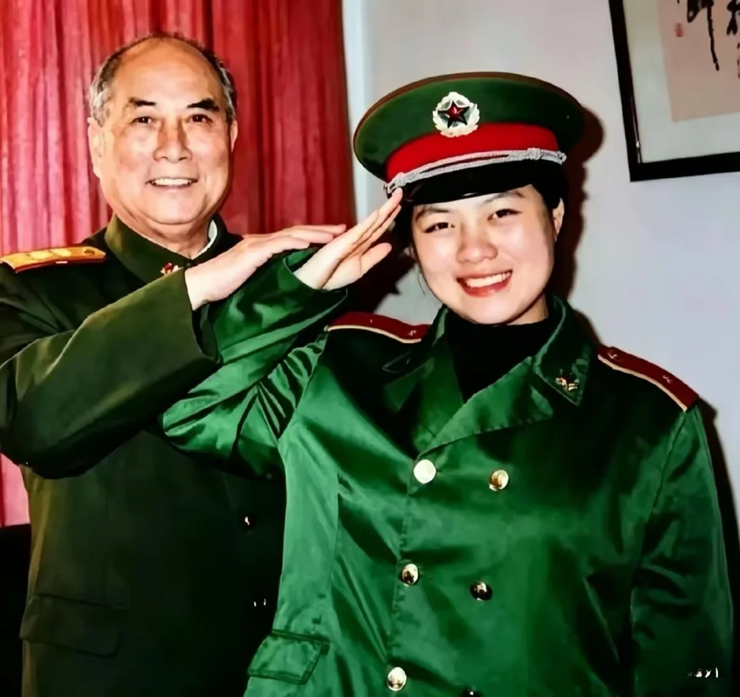 90年代，张万年上将和小女儿张艳拍了一张合照。#军魂永不褪色