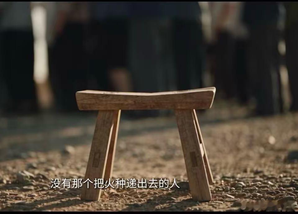 10月16日，两个纪念重合在一起：原子弹爆炸纪念日，钱三强的生日。#北京藏着中国核事业最初的火种#
我们常常记住戈壁滩上惊天的蘑菇云，记住那些隐姓埋名扎根大漠的元勋，却容易忽略在北京运筹全局的钱三强。他在北京搭建平台、培育队伍，送出一批批科研者奔赴前线。

当举国都在为原子弹欢呼时，这位 ​