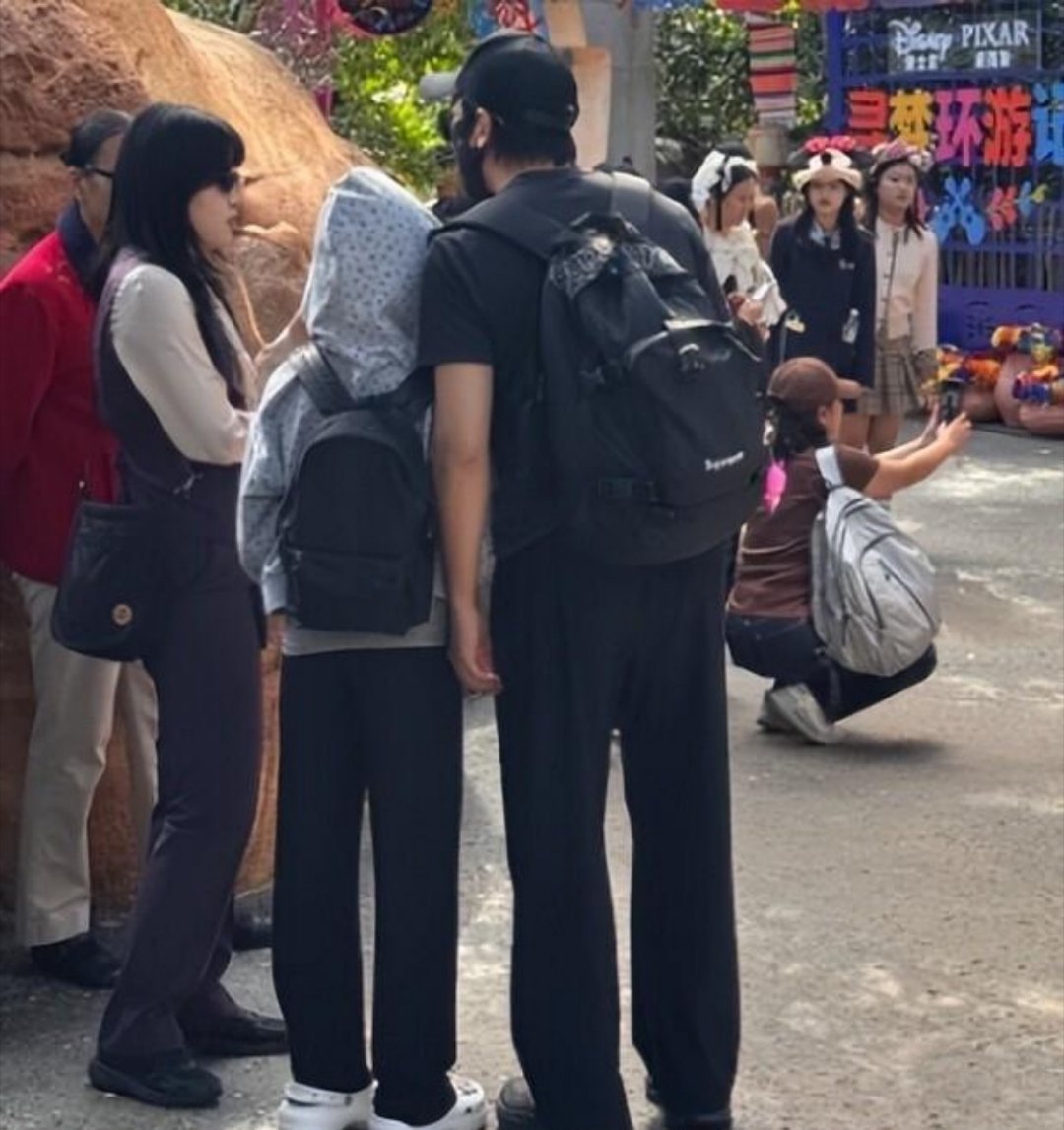 邓超带女儿去迪士尼玩，迎面撞上应采儿和大儿子Jasper，路人镜头里，13岁的Jasper站在168的应采儿旁边，个子还没超过妈妈 ​