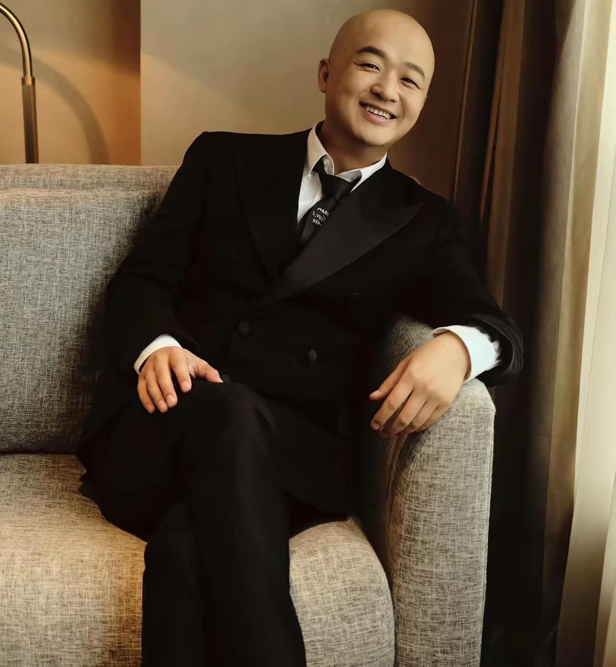 包贝尔这次给娱乐圈贡献了一个新词条：风波露营法。

具体操作如下，被曝光后不要慌，先约上三五好友找个山清水秀的地方，支起帐篷，打开电脑，做出一副悠闲度假的模样。拍照的人一看，嚯，这状态也太好了吧，肯定没什么大事。完美。

不过我倒是注意到一个细节，那个被猜测是包文婧的女生，耳朵上挂满了耳环，跟包文婧