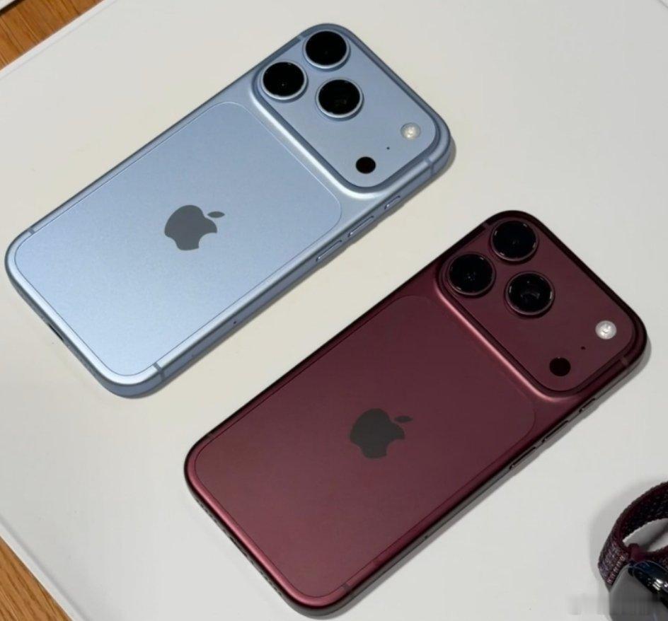 #苹果回应iPhone18Pro最好卖配色#红的配色确实很亮眼
博朗红作为热门配色确实很出彩。在我看来这个红色氛围感十足，低调又显贵，耐看不容易撞款，如果换我选，我会直接入手博朗红。 ​
