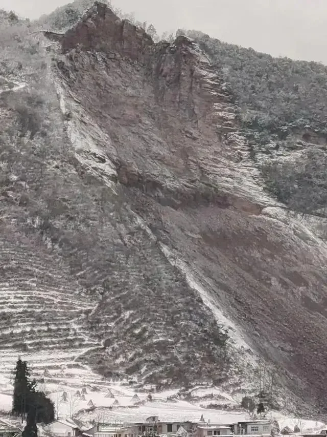 镇雄山体滑坡照片