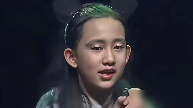黄磊二女儿往台上一站，全网都愣了。12岁，乐队主唱，英文歌张口就来，台风稳得不像话。造型自己定的，双泪痣跟年轻时的黄磊一个模子刻的。网友直接喊：女版长发黄磊。
但真正狠的是黄磊本人。他已经官宣彻底退出《向往的生活》，不再常驻任何综艺。台前的钱，不赚了。精力全砸进乌镇戏剧节和话剧创作，往幕后死磕。