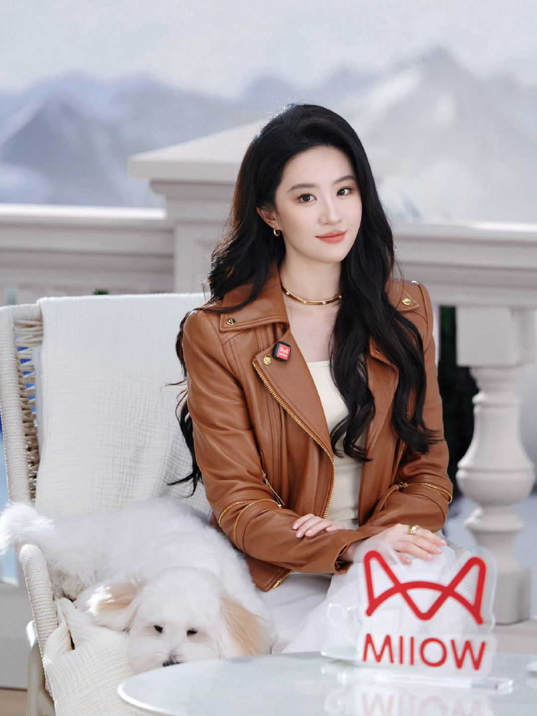 真的好美啊状态那么好，一直盯着脸看，恨直播间清晰度不够啊 
#哈哈和刘亦菲一起直播# ​