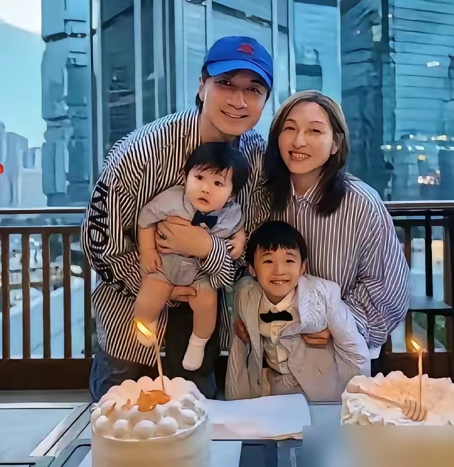 古巨基53岁，又当爹了，生了二胎。他老婆57，比他大4岁。
2025年底生的，瞒到2026元旦才官宣。晒了一家四口握手照，大儿子Kuson一直吵着要弟弟，这下如愿，凑了个兄弟档。
57岁高龄产子，产后几个月露面，素颜，面色红润，朋友说精神挺好。港媒扒得清楚，老婆原名陈英雪，大他4岁，52岁才生头