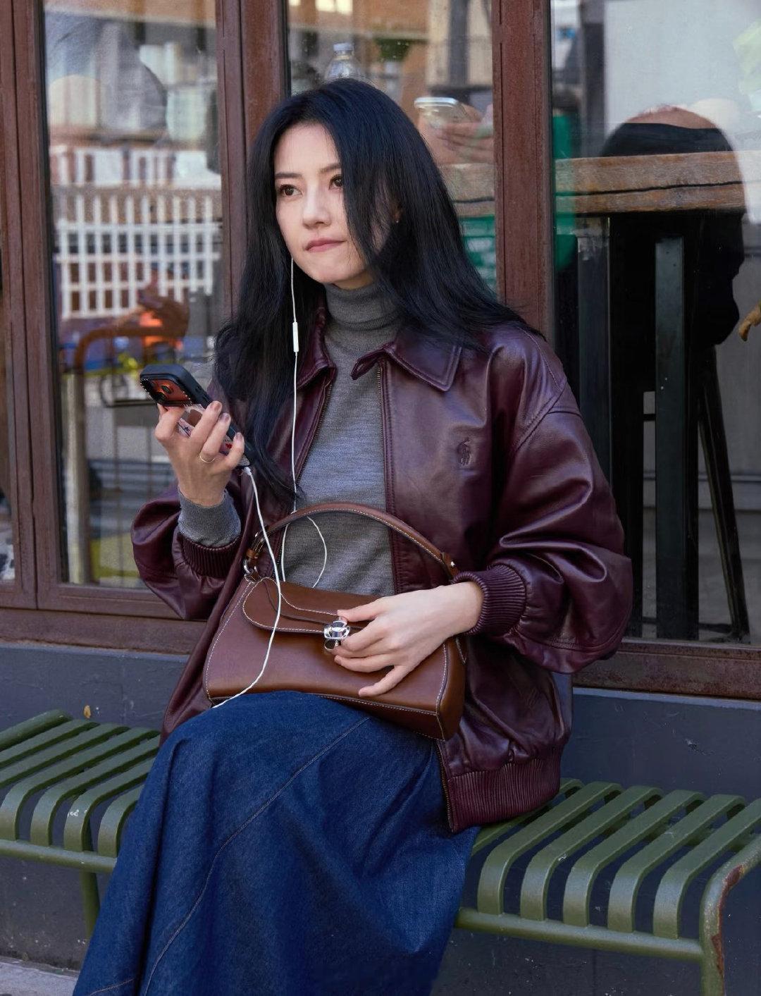 看不出来是iPhone18PM还是17，明星用有线耳机的习惯......比我还执着。 ​