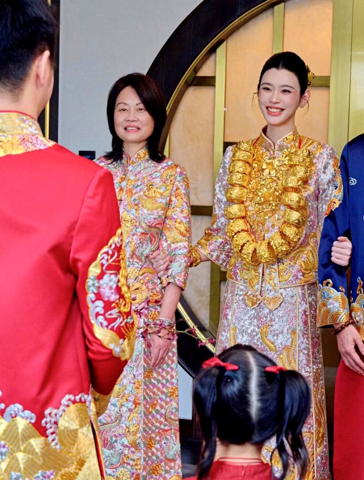 奚梦瑶戴着22只龙凤镯在澳门办答谢宴，脖子上几百万的金饰晃得人眼晕，好多人都在羡慕她一步登天，四太梁安琪的算盘可比这点金子精明得多
 

当年梁安琪挑后代配偶，盯上的全是顶配资源，女婿辛奇隆和曾传出联姻的姚安娜，两人名字第二字合起来刚好是“安琪”，个个是哈佛学霸，身材高大，性格沉稳，不仅挑家世，更是
