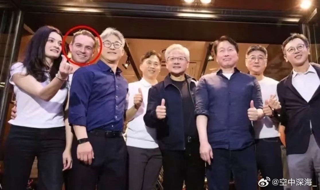 黄仁勋女婿Nico入职英伟达不到两年，直接跳过高级总监升副总裁，难怪外界都猜是当作接班人培养。虽然他有咨询和MBA背景，但从滑雪运动员跨界到芯片巨头，晋升速度实在夸张，能不能扛住英伟达的重担，还得看后续实绩。
#黄仁勋女婿被当成接班人培养# ​