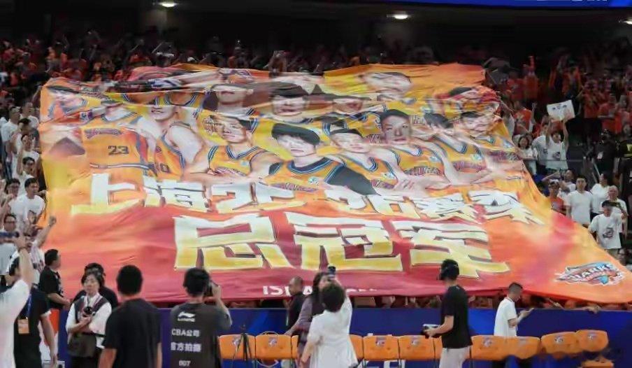 2026/2027赛季CBA赛事！🏀
揭幕战：上海队102：68深圳队！
赛前上海队获授总冠军戒指！💍 ​