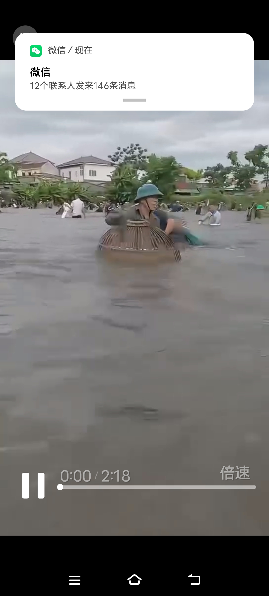 洪水淹了路，大家正在涉水前行。