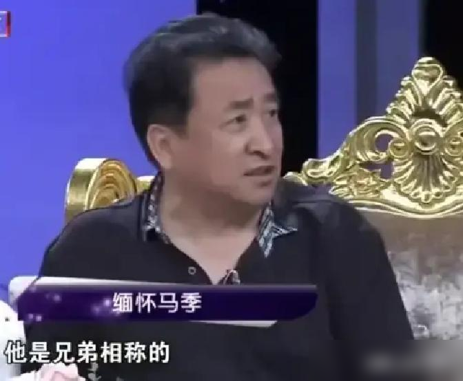 姜昆没磕头，马季也没收拜师帖。
就一句跟我学吧，姜昆从北大荒的知青，直接进了中国广播说唱团。马季手把手教他写段子，台上怎么使包袱，台下怎么不学旧俗套，全给掰开了揉碎了喂给他。
旁人讲究三年学徒两年效力，马季偏不。他看中的是姜昆身上那股子新劲儿，俩人私下吃饭聊天，跟平辈一样。姜昆后来说，马季是严师