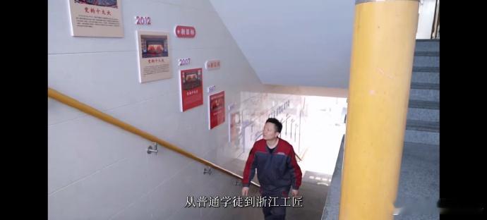 把 “为人民服务” 熬成日常。老党员用一生忠诚，书写了平凡岗位上的不...